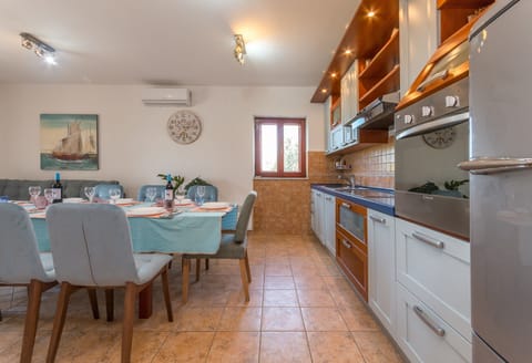 Dining area, kitchen