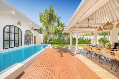 Second pool next to the dining area