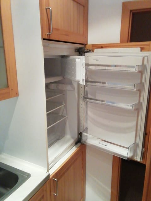 Fridge, oven, stovetop, cookware/dishes/utensils