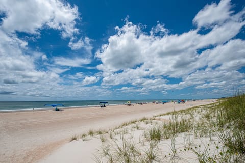 Beach nearby, sun loungers, beach towels