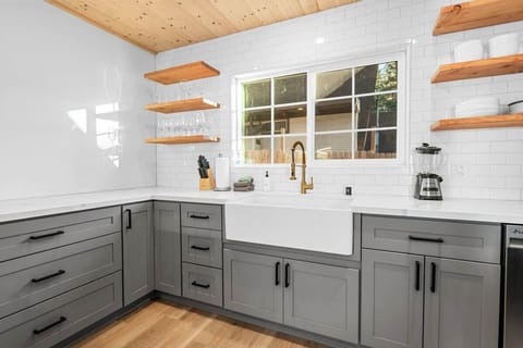 Plenty of prep space.