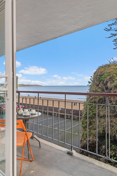 Sea Front Apartment, Spectacular Sea Views, Parking, Direct Beach Access