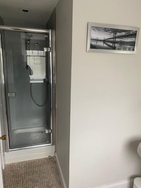 Combined shower/tub, towels