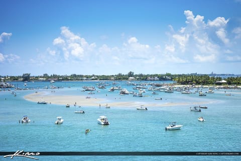 Beach nearby, sun loungers, beach towels