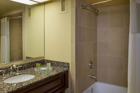 Combined shower/tub, hair dryer, towels