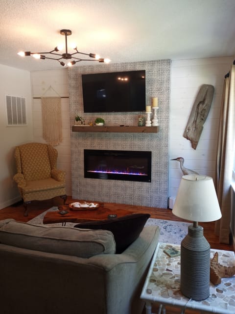 living room- smart TV with wifi. fireplace and Martha the Crane
