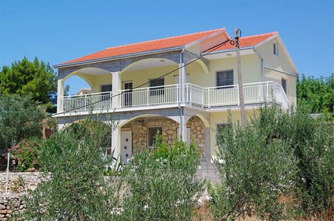View of the Vila from the front - Olive trees