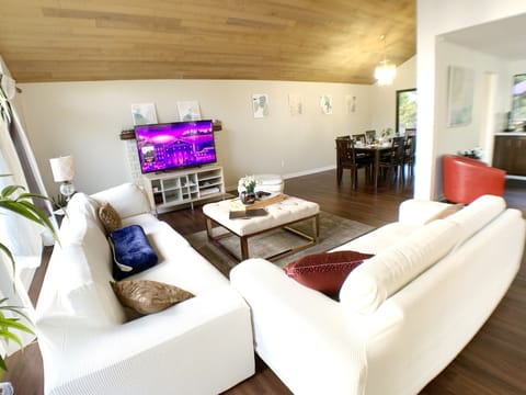 Living area | Smart TV, books, stereo, offices