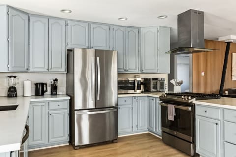 Sleek and simple — the heart of every shared meal.