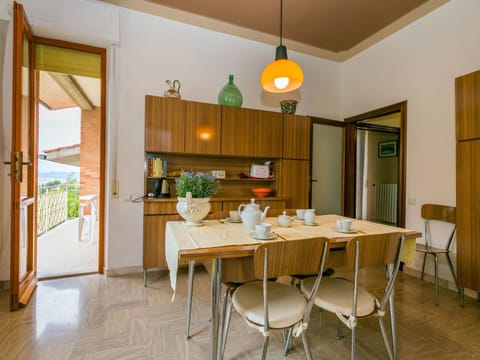 Table, Furniture, Building, Property, Chair, Plant, Wood, Lighting, Interior Design, House