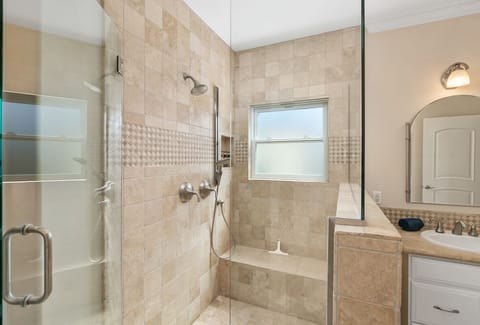 Combined shower/tub, jetted tub, hair dryer, towels