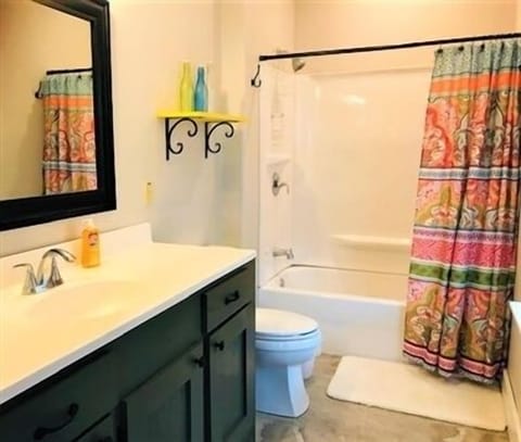 Combined shower/tub, towels