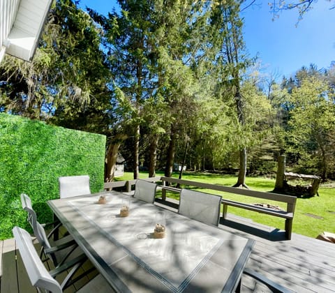 Enjoy a meal here and relax in the backyard! 