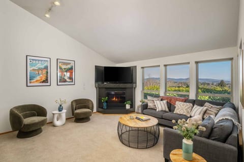 Welcome to Dogwood Villa! Please enjoy our spacious rental in the heart of Oregon wine country.