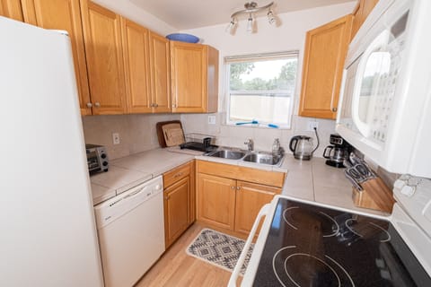 Fully Stocked Kitchen (1)