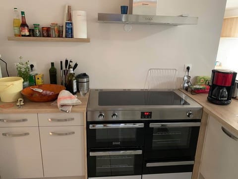 Cuisine équipée d’un piano induction 5 foyers et 3 fours, idéale pour les grandes tablées dans notre gîte de groupe du Pas-de-Calais.