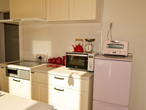 ・【East Villa】You can enjoy cooking in the large open kitchen