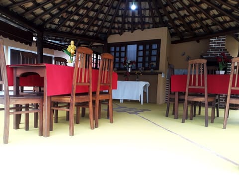 Na área da churrasqueira há 3 mesas disponíveis, cada uma uma com 6 cadeiras