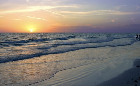 Beach nearby, sun loungers, beach towels