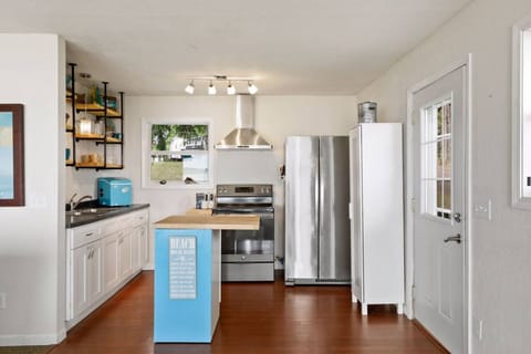 Fridge, oven, stovetop, coffee/tea maker