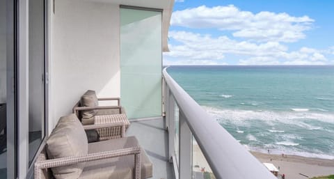 Ocean front 2 bed 15th floor Hollywood Miami (7819)