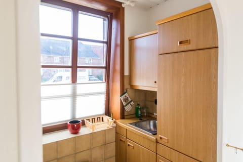 Fridge, oven, stovetop, coffee/tea maker