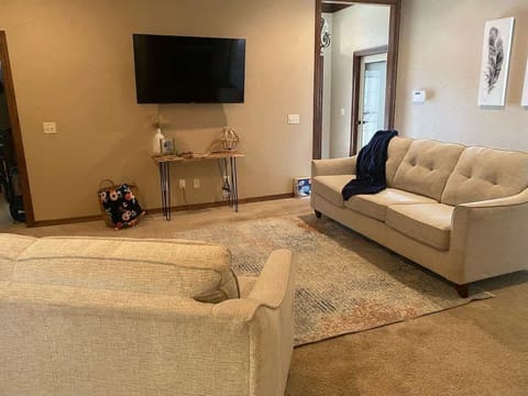 [Living Room] Enjoy time with friends and family