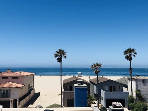 Beach nearby, sun loungers, beach towels