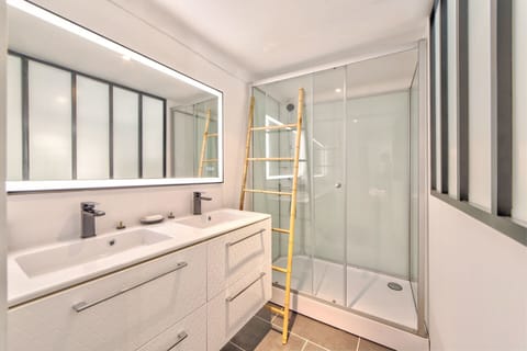 Combined shower/tub, hair dryer