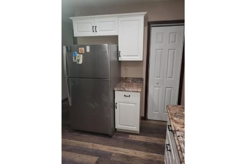 Fridge, oven, stovetop, coffee/tea maker