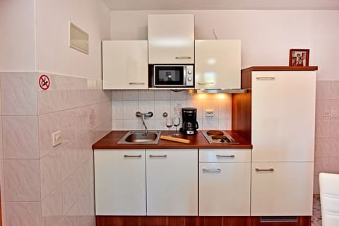 Fridge, microwave, stovetop, coffee/tea maker