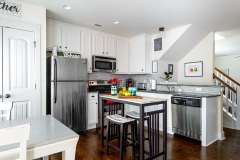 Private kitchen | Fridge, microwave, oven, stovetop