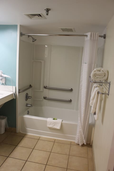 Combined shower/tub, towels