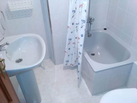 Combined shower/tub, bidet, towels, soap