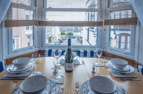 Starfish Apartment - 2 Bedroom Apartment - Tenby (4475)