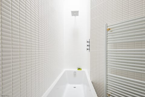 Combined shower/tub, towels