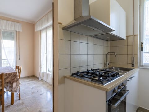 Property, Gas Stove, Cabinetry, Kitchen Stove, Wood, Cooktop, Interior Design, Window, Kitchen Appliance, Flooring