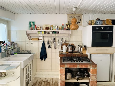 Fridge, oven, stovetop, coffee/tea maker