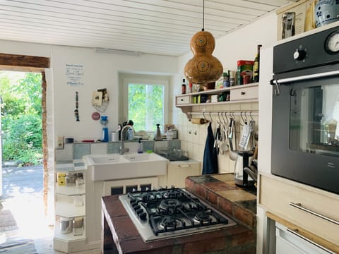 Fridge, oven, stovetop, coffee/tea maker