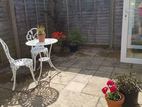 Owl's Roost, Cotswolds (Sleeps 2) Private courtyard garden with outdoor dining