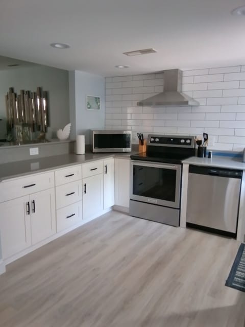 Private kitchen | Fridge, microwave, oven, stovetop