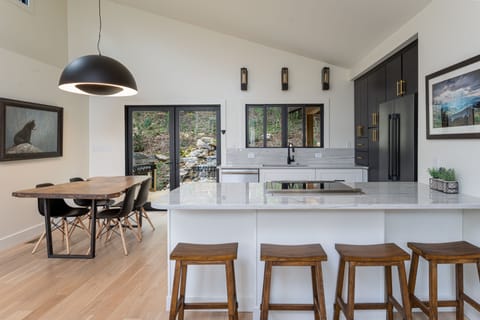 Sleek kitchen & dining areas w/breakfast bar seating for 4.