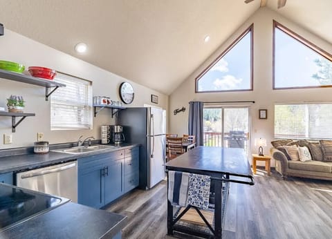 Private kitchen | Fridge, microwave, oven, stovetop