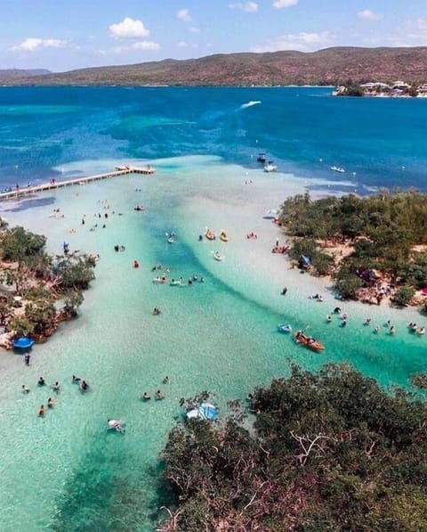 Beach nearby, sun loungers, beach towels