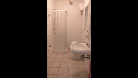 Combined shower/tub