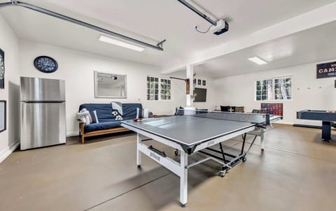 Game room w/ Ping Pong!
