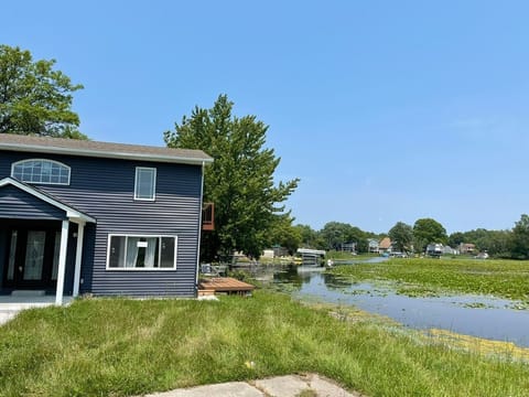 Cute lake front home on an all-sports lake House in Lake Erie
