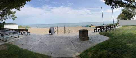 Beach nearby, sun loungers, beach towels