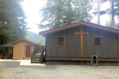 Road view of the Cottage, Bunkhouse, and Hot Tub
