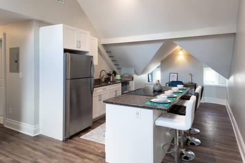 "Great place with two very good sized bedrooms and well equipped kitchen and bathroom/laundry. Easy instructions for entry and clear and quick communication from the host team." - Kurt, 5 Star Review